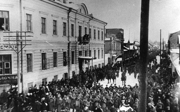 Sõjaväe rongkäik Raatuse tänaval (puhkpilliorkester, ratsaväelased, sõdurite kolonn).  Tartu, ca 1918.