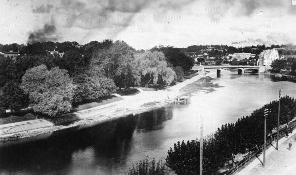 Emajõgi Kivisilla ja Vabadussilla vahelisel alal. Park paremkaldal, vasakkaldal (pildil paremal) Kalda t.  Tartu, 1935.-1930.