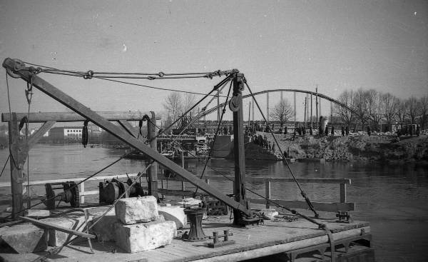 Kaarsild (jalakäijate sild; proj Peeter Varep): ehitustööd. Tartu,  1957-1959. Foto Aleksander Maastik.