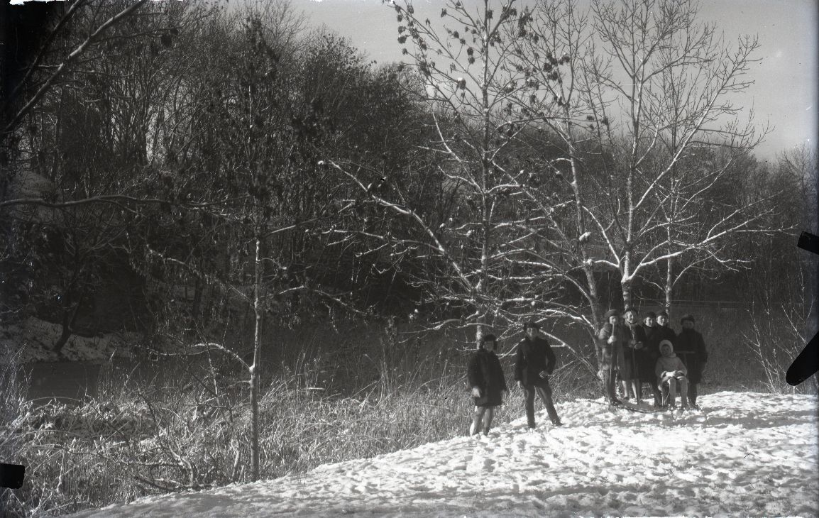 Lapsed kelguga Kuressaare pargis, tagaplaanil Kuressaare linnuse vallid