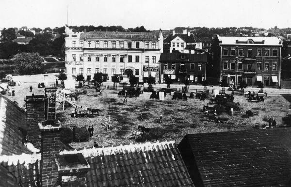 Raatuse tänav: Heinaturg ja hotell "Bellevue". Tartu, 1906.
