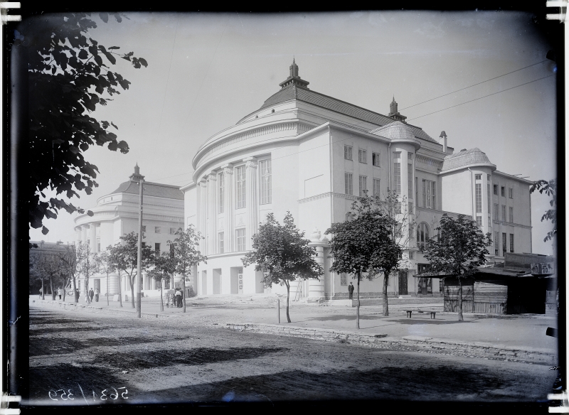 Estonia teatri hoone, eest- ja külgvaade Tartu mnt poolt.