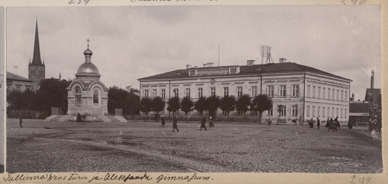 Vene turg, paremal Aleksandri gümnaasiumi hoone, vasakul Aleksander Nevski õigeusu kabel.