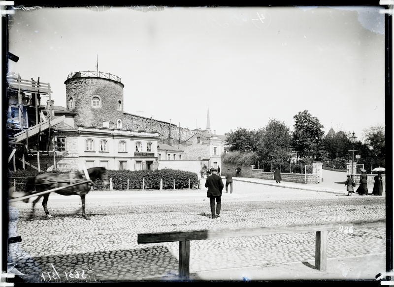 Vaade Jaani tänava (Pärnu mnt) ja Valli tänava ristmikule ning Viruvärava mäele.