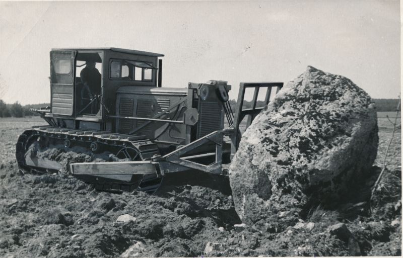 Foto. Hiiu masina-traktorijaama traktorist A. Koppel töötamas juurimismasinal. 1953. Foto V. Gorbunov.