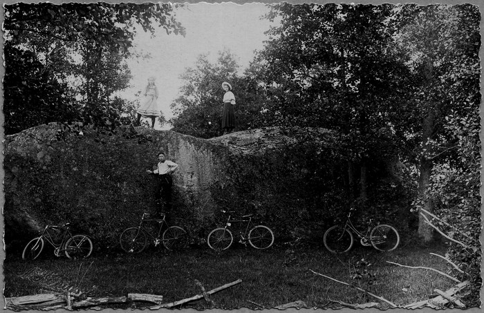 Foto  Seltskond Kukka kivi juures, jalgrattad