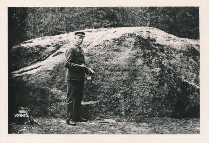 Photo. Big stone in Vorms, in the village of Hullo. Stone Baron Hackelburg's name related stone. 1963. From the postcard of the u. p. M. Arro.