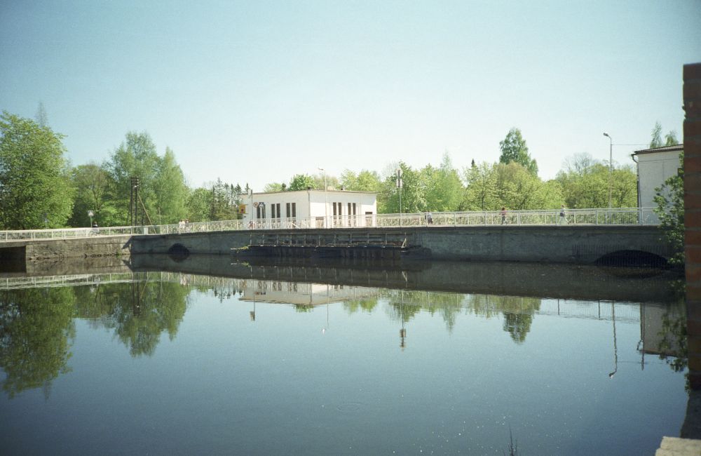 Sild ja pais Põltsamaa jõel koos Põltsamaa hüdroelektrijaama hoonetega