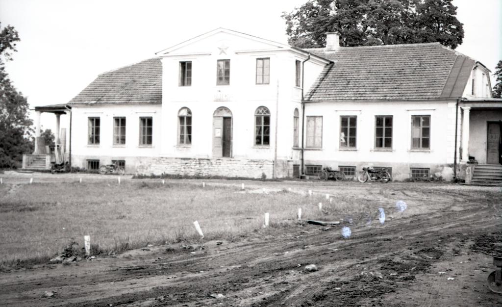 Pöide masina-traktorijaama hoone, endine Oti mõis - üldvaade