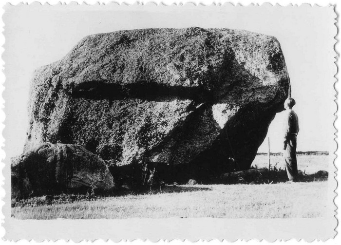 Weak stone Be on the beach of the village