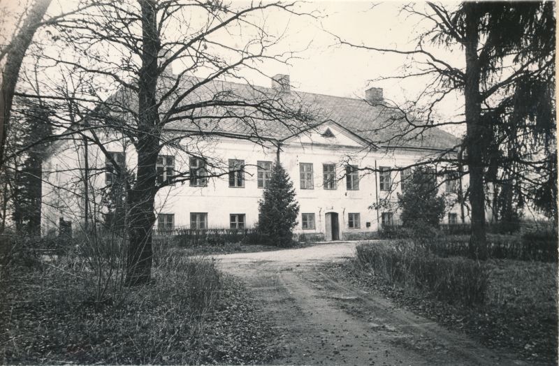 Photo. Main building of the Manor of Suure-Lähtru. Black and white. Located in Hm 5025.