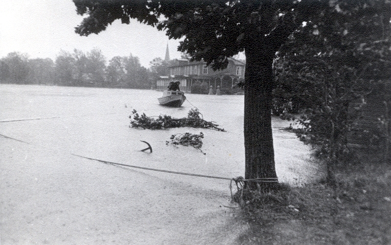 Photo. The boat is on the Haapsalu promenade during the large water.