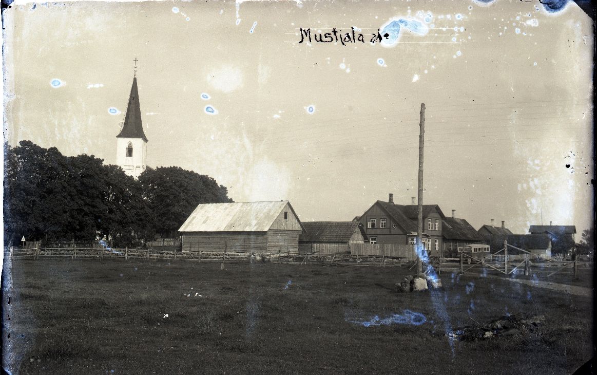 Mustjala alevik kirikuga Saaremaal