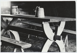 Eeru kõrtsi rehetuba: kõrtsilaud ja pingid