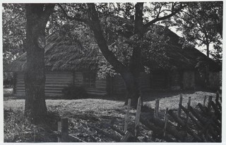 Eeru kõrts, näha idaots ja tagakülg. Esiplaanil roigasaed, peal 1958.a ehitatud rookatus