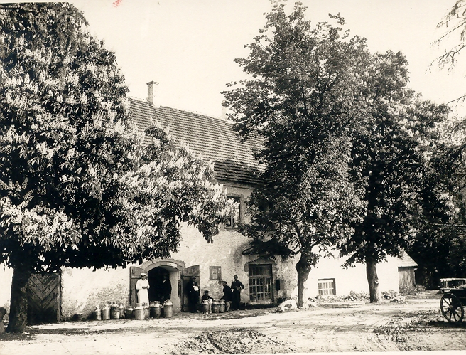 Aruküla piimatööstus endises mõisahoones. Meier Helmar Juurik 1934a.