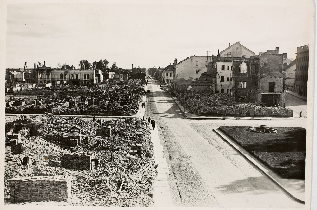 Burned Tartu: Aleksandri tn. And Commercial court ruins, Sep 17, 1941