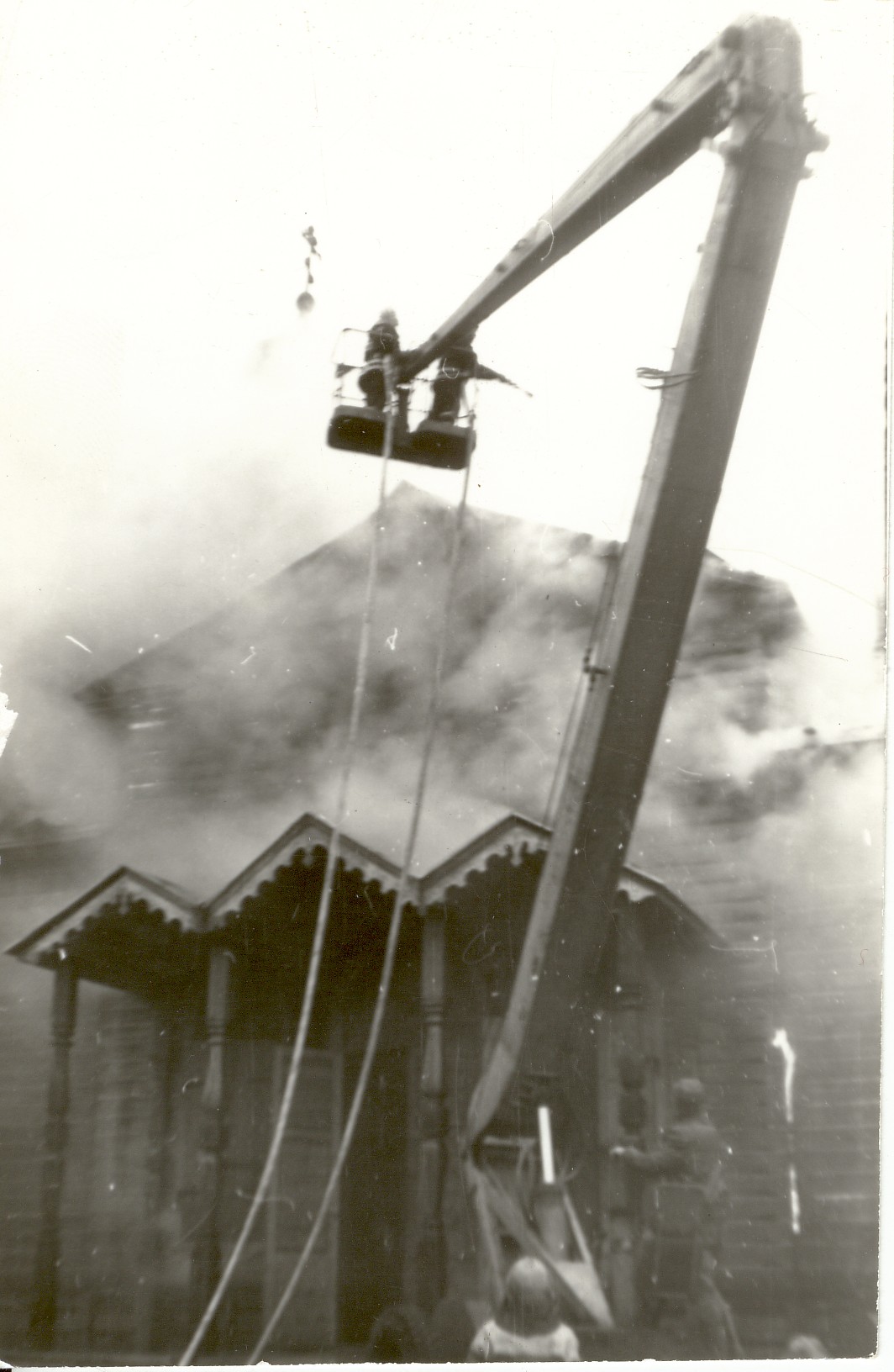 foto, tulekahju Paide vene õigeusu kirikus 1993.a. 19. aprillil