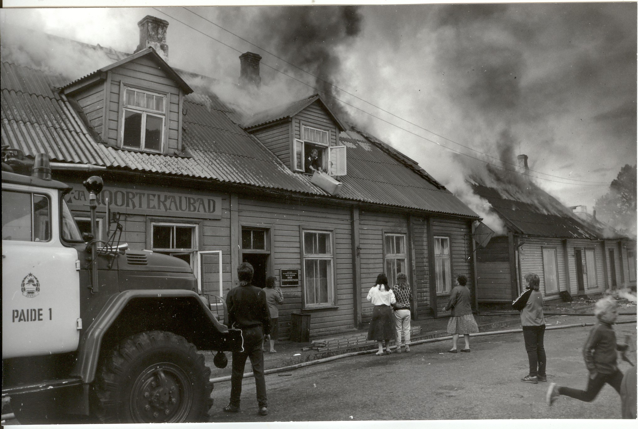 foto, tulekahju Paides Tallinna t. 4 majas 11.05.1990.a.