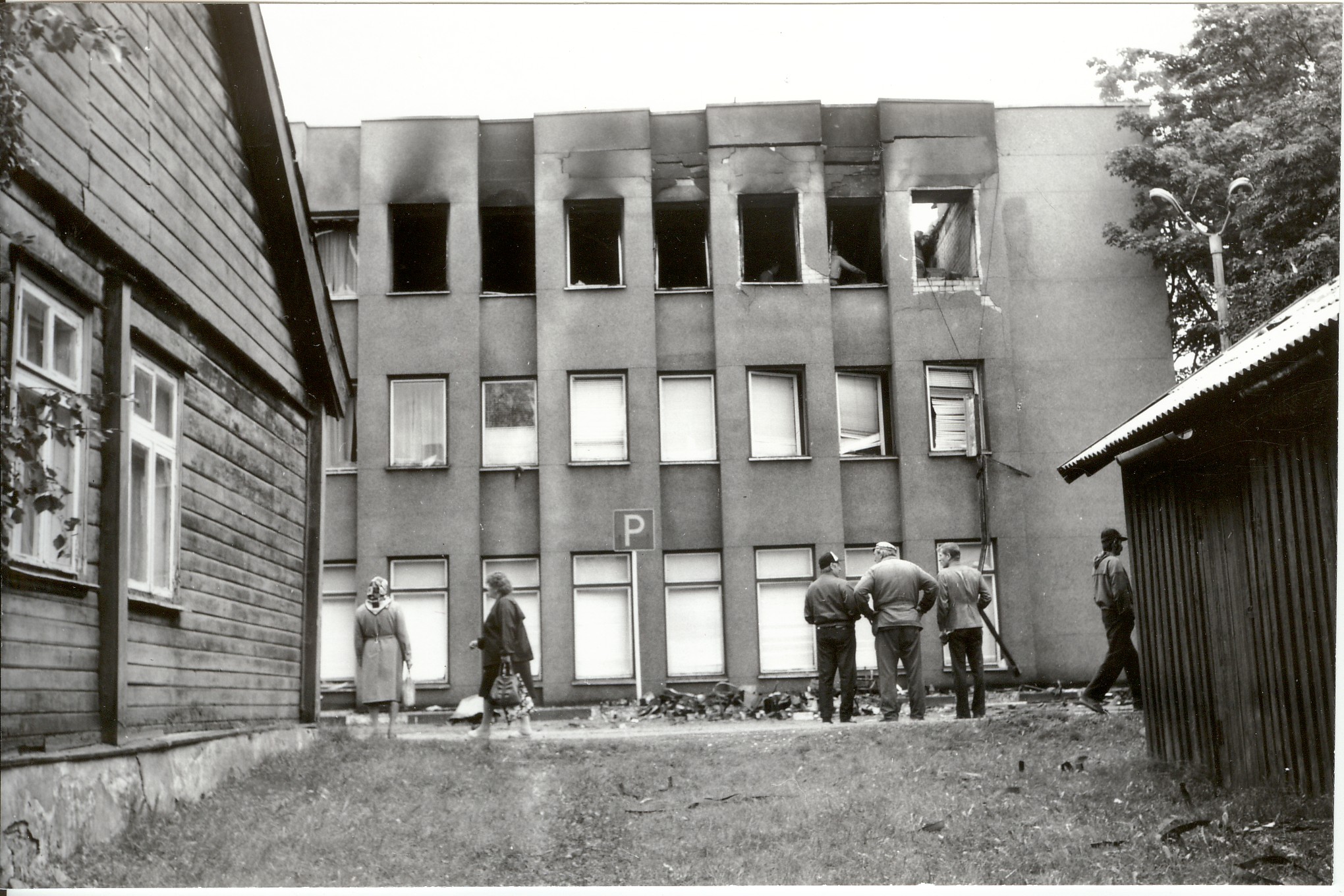 foto, Paides asuva Vainu t. 8 hoones toimunud plahvatuse ja tulekahju tagajärjed 23.08.1993.a.