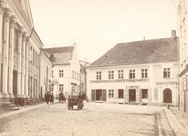 Jaani (University ) street (the section behind the building and the corner of Lossi and Jaani t). Tartu, 1880-1900. Photo by Carl Schulz.

On the left "Central", right in front of Raekoja square 2 (tags Schnakenburg's Litho-Typographie; C. L. Meyer).