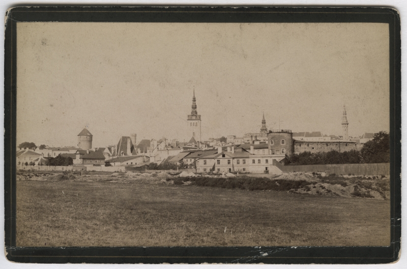 View of the city, the surroundings of Karja Street from the new market. On the left Kiek in de Kök, in the middle of the Niguliste church, on the right tower of the building. In front of Jaani Street, currently the Pärnu highway. At the forefront of the square.