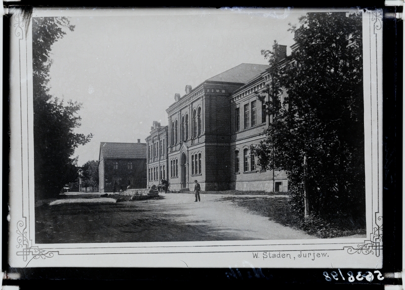 Photo with printed choir underpaper: Viljandi II Secondary School. Photo under the underpaper: "W.Staden, Jurjew"