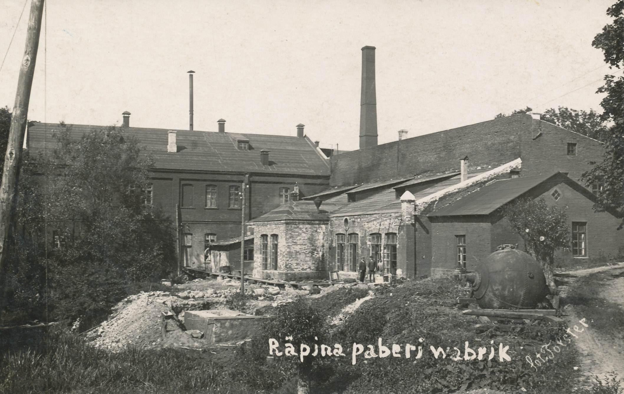 Fotopostkaart. Vaade Räpina Paberivabriku hoonetele vabriku õuelt.