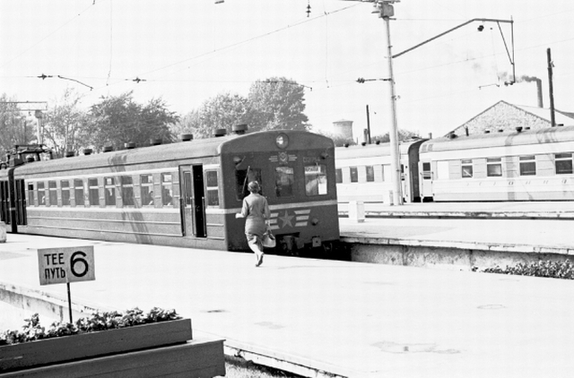 "if it's fast." The person in Tallinn at the Baltic Station is rushing on an electric train.