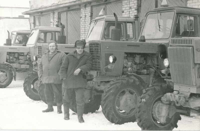 Photo. Spring inspection of machines, 1988. Lihula. Tractors in Belarus.