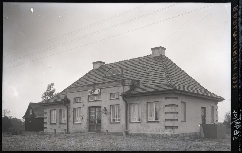 Kirbla station building on Rapla-Virtsu railway.