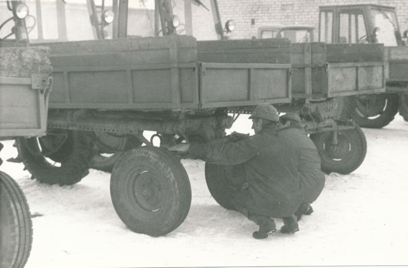 Photo. Spring inspection of machines, 1988. Lihula. Tractors T16.