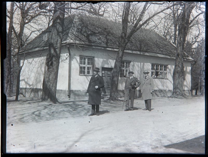 Peeter I house in Kadriorg, in front of the building three men in coats and helmets