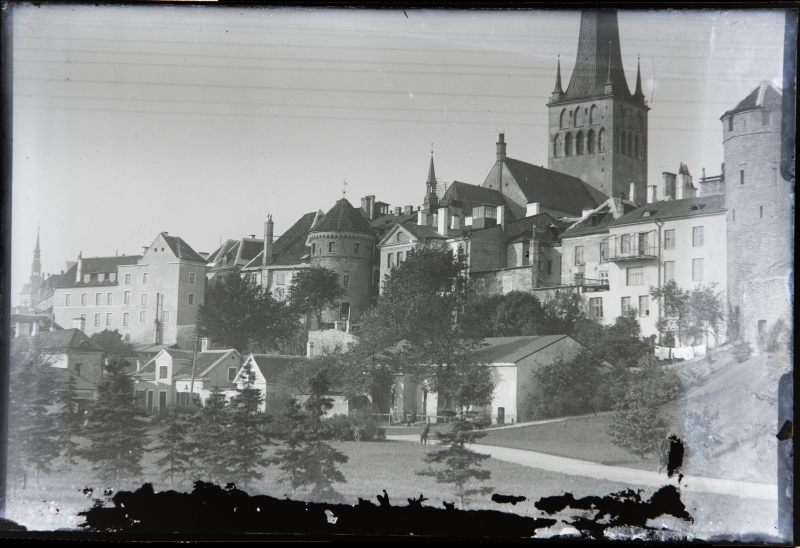 The corner of the Small-Rannagate Street and the New Street at the Stolting Tower and the Haltorpe Tower.