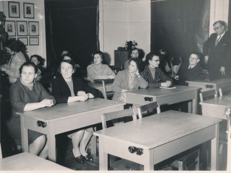 Photo. Seminar of German teachers in the schools of Haapsalu district in Haapsalu I Secondary School Room 14.03.1962. On the left of Salme Topro Kasari 8-kl. school, Mihkel Päri stands on the right. Photo: Ilmarine Möldri.