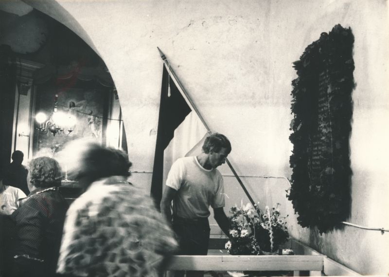 Photo. Reopening of the memorial of those who fell in the War of Liberty in Kirbla Church on 9 July 1989.