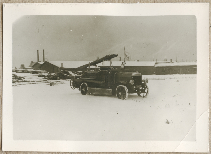 Firefighter a. m. Luther factory in the courtyard
