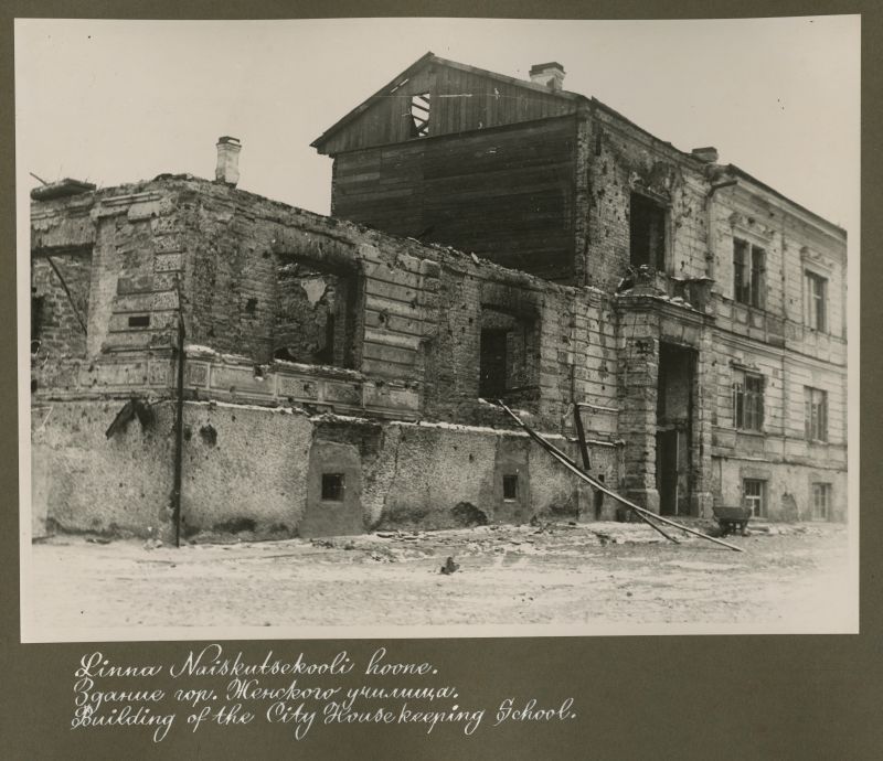 War breaks in Narva. City Women's School building.