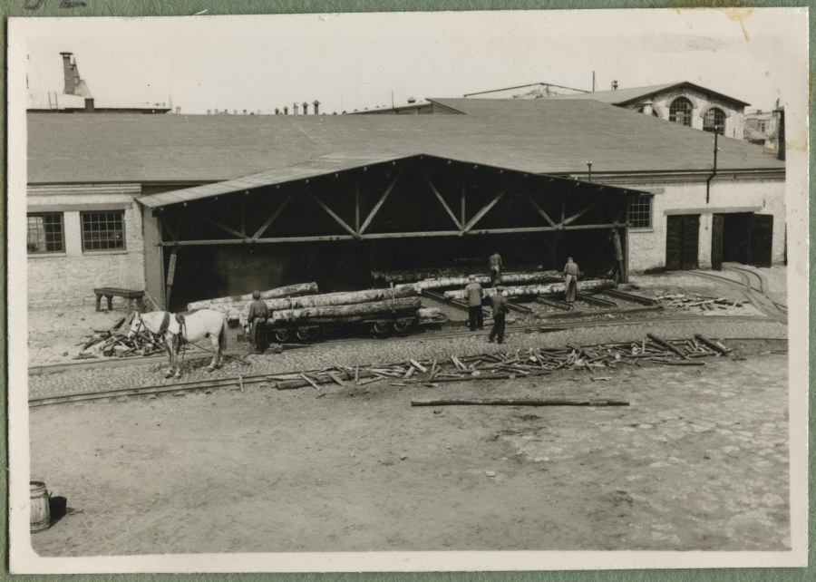 Arrival of logs at a. m. Luther factory