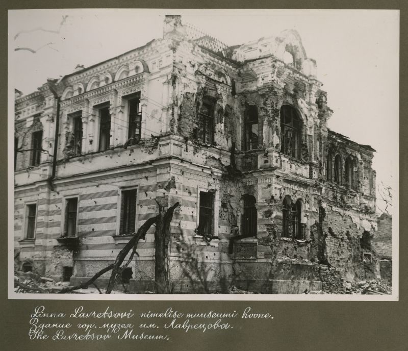 War breaks in Narva. The building of the museum called Lavretsov.