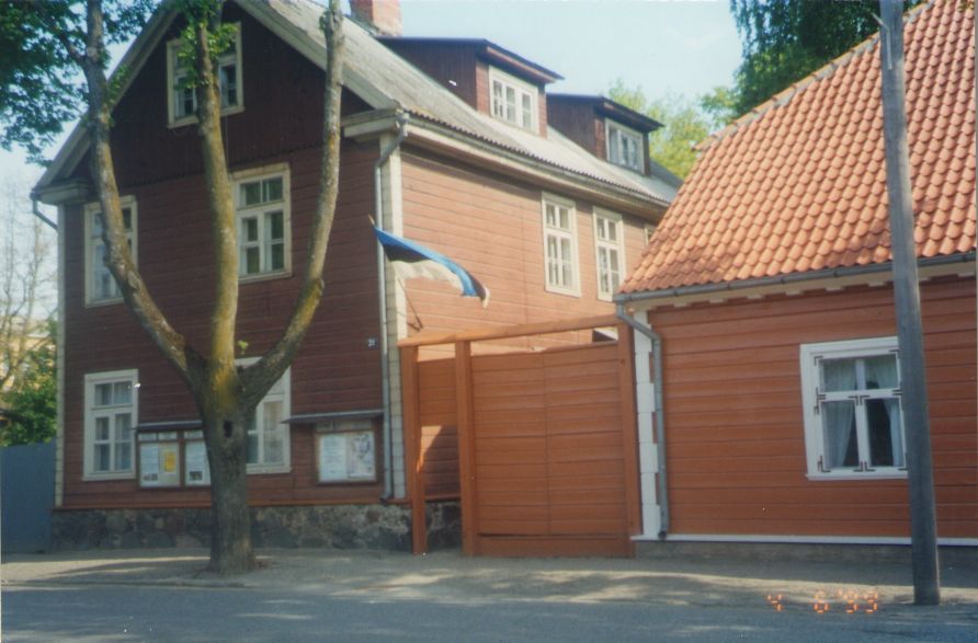 Photo. Dr. Fr. R. Kreutzwald Memorial Museum view from the street. Võru, 1999.