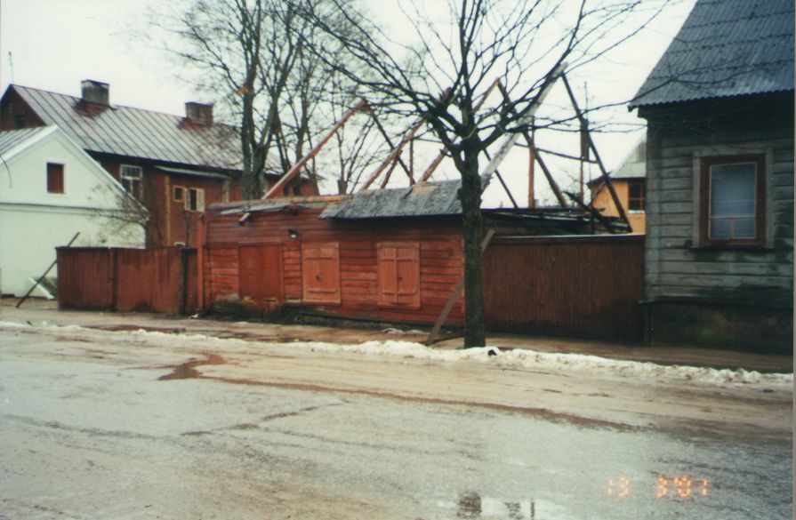 Photo. Fr. R. Kreutzwald's house responded to the house located across the street. Võru, 13.03.2001.