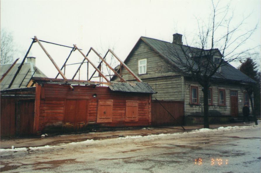 Photo. Fr. R. Kreutzwald's house responded to the house located across the street. Võru, 13.03.2001.