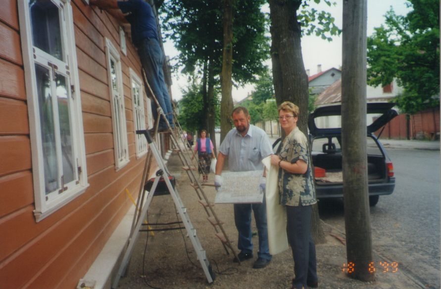 Photo. Upstairs of the memorial cup marking the Kreutzwald-Lönnrot meeting Fr. On the wall of R. Kreutzwald's house. Võru, 1999.