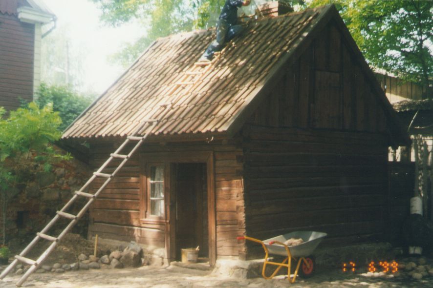 Photo. Dr. Fr. Restoration of the R. Kreutzwald sauna. Võru, 1999.