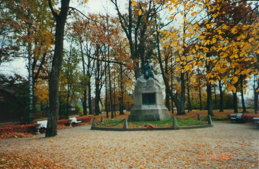 Photo. Fr. R. Kreutzwald's monument. Võru, 2000.