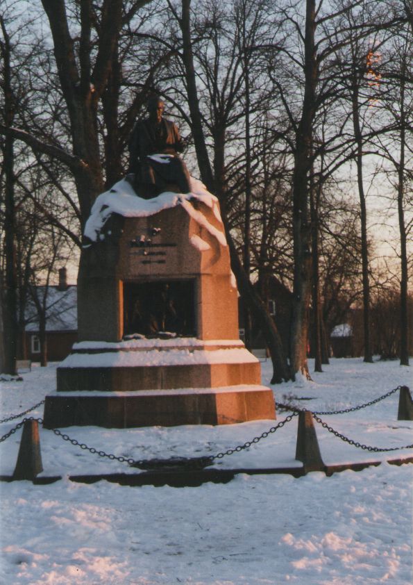 Photo. Fr. R. Kreutzwald's monument. Võru, 19.12.2001.