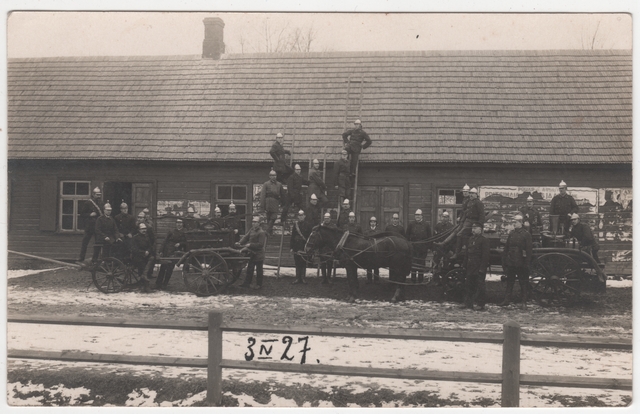 Group photo, Rapla see Team members of the Society with manual spray and steam crane in 1927.