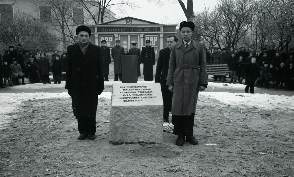 Placement of the cornerstone of the monument pillar dedicated to the rebellion of Saaremaa in 1919 on the site of the former monument pillar of the fallen in the War of Independence: Volbert Tamm on the left