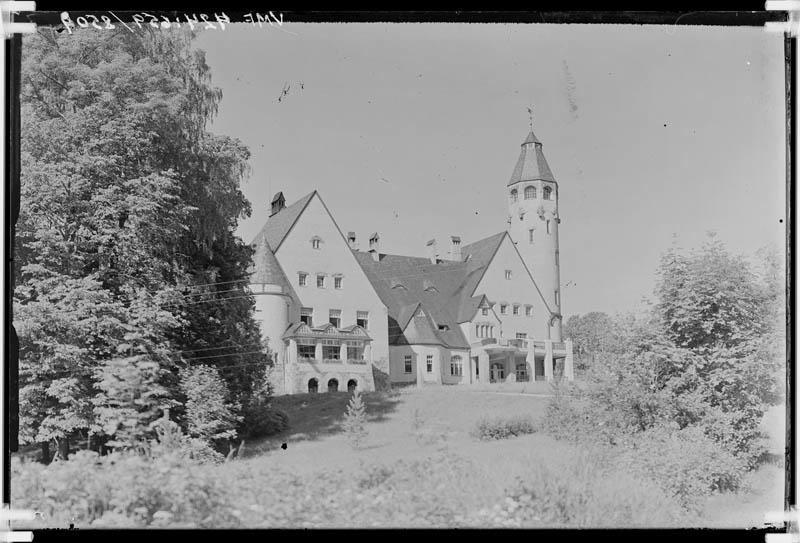 Photo-negative, Taagepera Castle